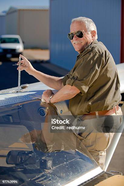 Piloto Verificar Los Niveles Durante Preflight De Combustible Foto de stock y más banco de imágenes de Control de calidad