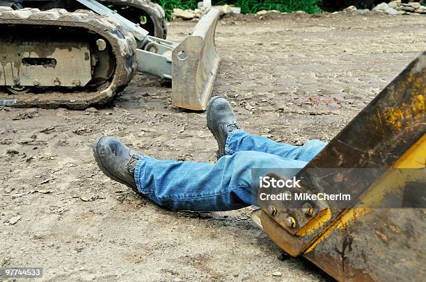 Lazy Excavator Operador Foto de stock y más banco de imágenes de Acostado - Acostado, Actividad de fin de semana, Aire libre