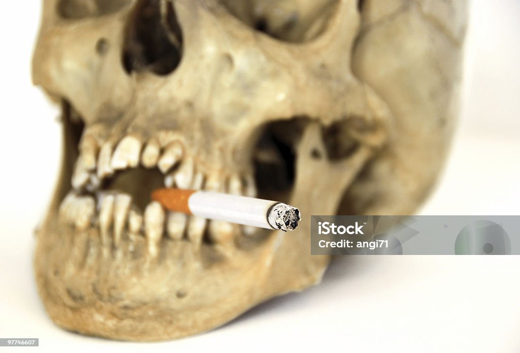 Cráneo para fumadores - Foto de stock de Anatomía libre de derechos