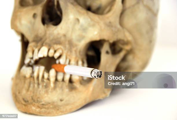 Foto de Caveira De Fumantes e mais fotos de stock de Anatomia - Anatomia, Assustador, Boca Humana