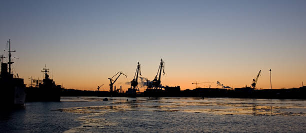 Harbour skyline  level luffing crane stock pictures, royalty-free photos & images