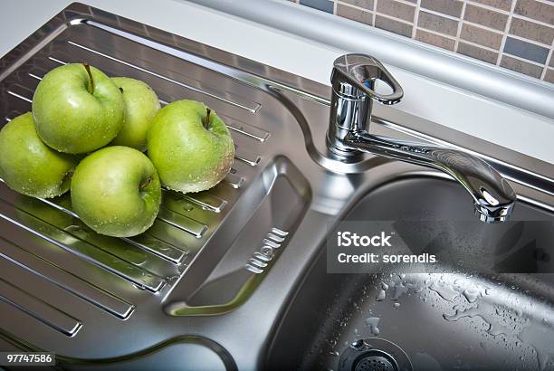 Photo libre de droit de Pommes Vertes Dans Une Cuisine Moderne banque d'images et plus d'images libres de droit de Bonde - Bonde, Circuler, Couleur verte