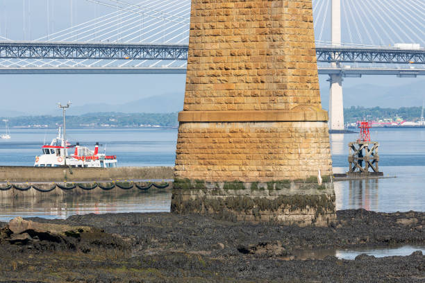 puente de forth escocia y embarcadero para lanchas. - railroad crossing bridge river nautical vessel fotografías e imágenes de stock