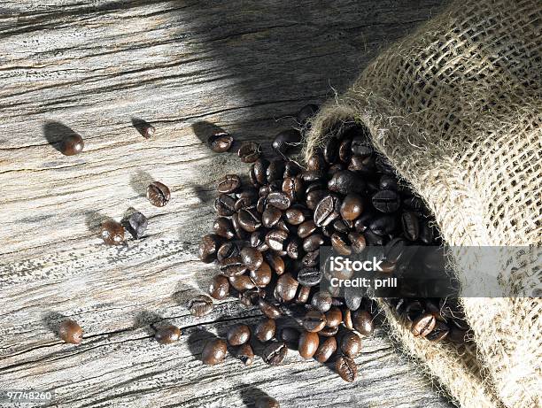 Kaffeebohnen Auf Verwitterten Holz Stockfoto und mehr Bilder von Braun - Braun, Duftend, Eleganz