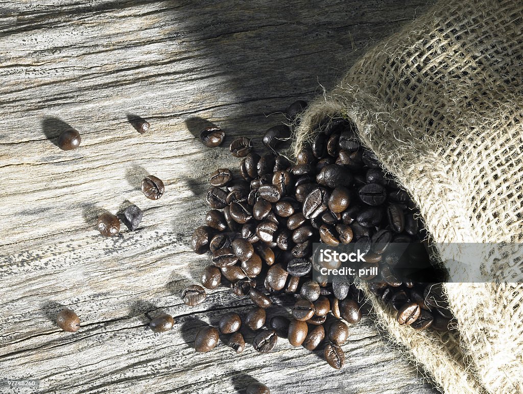 Granos de café en madera antigua - Foto de stock de Adulación libre de derechos