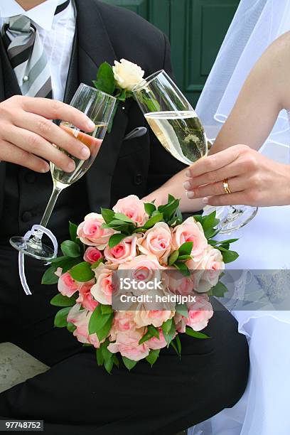 Foto de Cheers e mais fotos de stock de Aliança de casamento - Aliança de casamento, Arranjo de Flores, Bem vestido