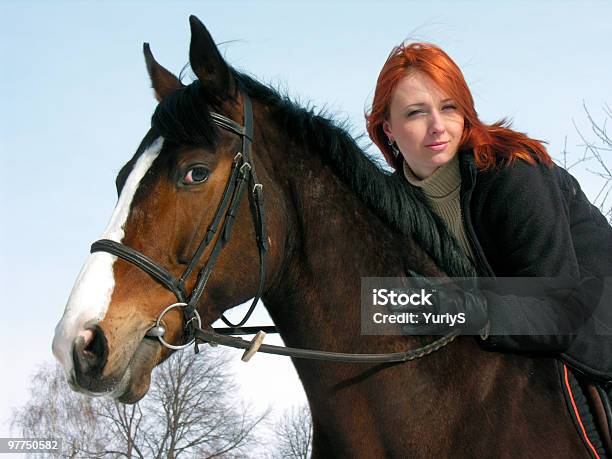 Foto de Menina E Cavalo 01 e mais fotos de stock de 20-24 Anos - 20-24 Anos, Adulto, Alazão - Cor de Cavalo