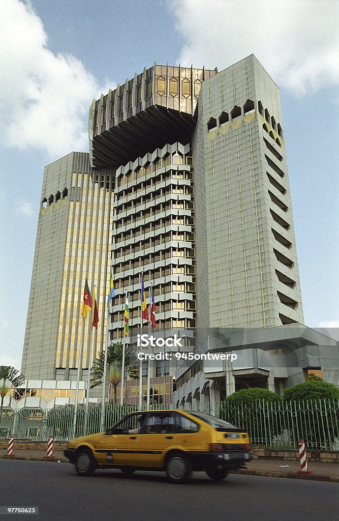 Alto edificio (fare clic su - Foto stock royalty-free di Repubblica del Camerun