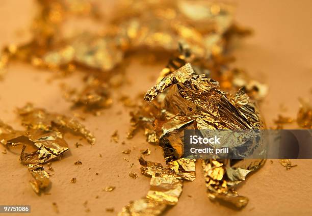 Disrupted Gilding Thema Mit Goldenen Blättern Stockfoto und mehr Bilder von Blattgold - Edelmetall - Blattgold - Edelmetall, Gold - Edelmetall, Goldfarbig