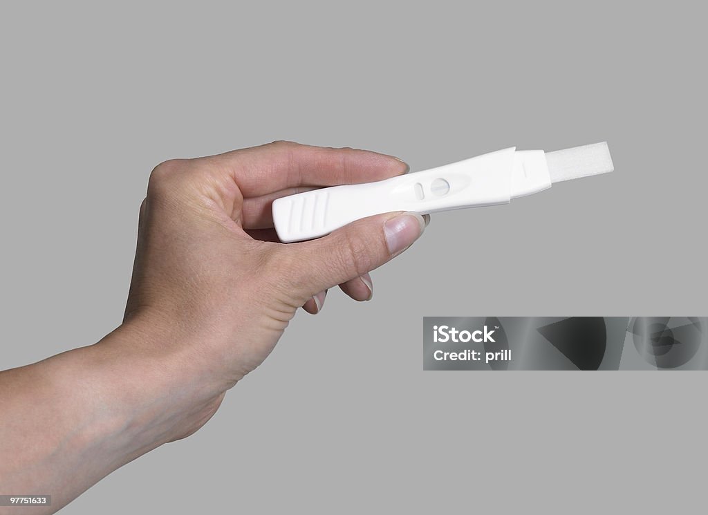 Main tenant un test de grossesse - Photo de Expérience scientifique libre de droits