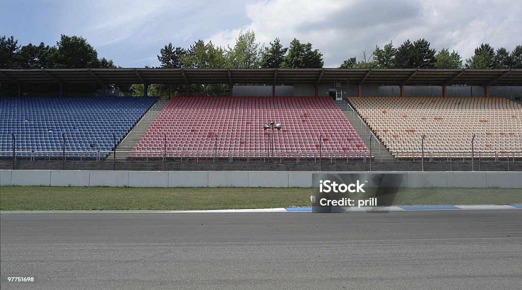 racetrack tribune avec les rangées de sièges - Photo de Circuit automobile libre de droits