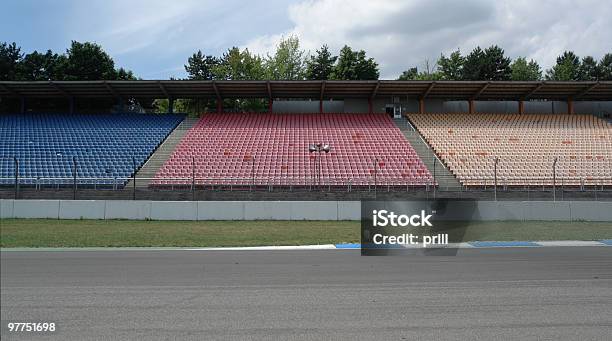 Photo libre de droit de Racetrack Tribune Avec Les Rangées De Sièges banque d'images et plus d'images libres de droit de Circuit automobile - Circuit automobile, Piste de compétition, Siège