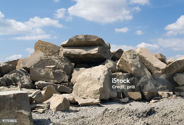 Stone Haufen Im Sommer Stockfoto und mehr Bilder von Baumaterial - Baumaterial, Bergbau, Bierkrug