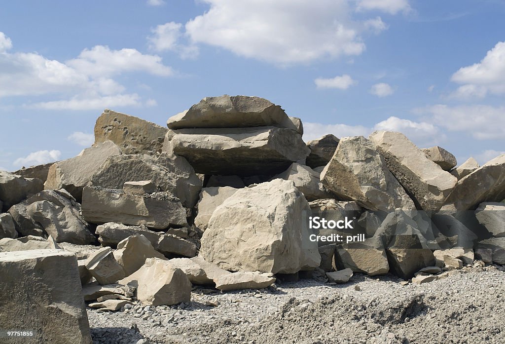 Pila de piedras en verano - Foto de stock de Agrietado libre de derechos