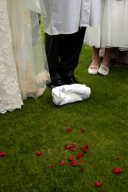 noivo está prestes a quebrar o vidro de casamento judaico - judaism wedding glass breaking imagens e fotografias de stock