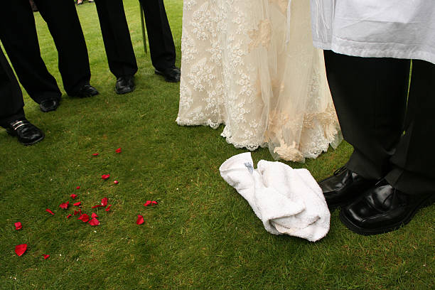 noivo está prestes a quebrar o vidro de casamento, reino unido - judaism wedding glass breaking imagens e fotografias de stock