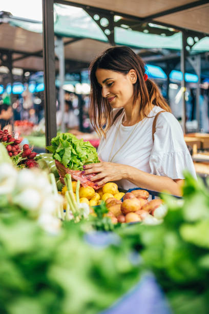 zadowolony zakup, stawia warzywa w torbie - organic farmers market market vegetable zdjęcia i obrazy z banku zdjęć