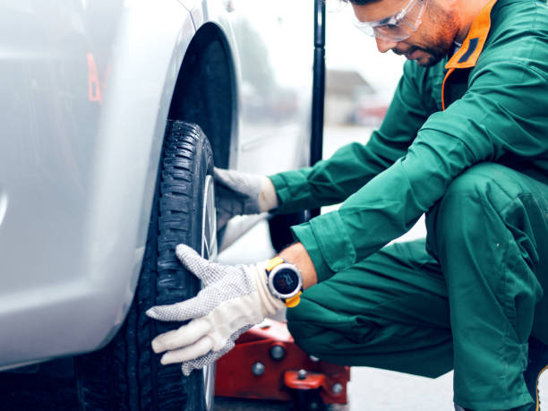 Tire changing at car service Tire changing at car service flat tire stock pictures, royalty-free photos & images