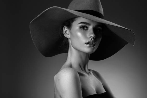 istock Beautiful woman in retro style 977540026
