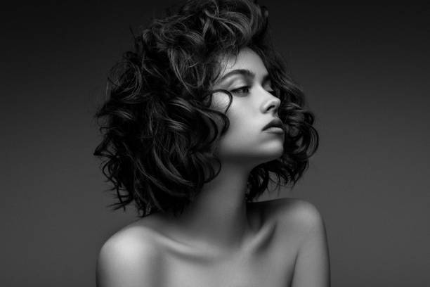 beautiful woman with stylish hairstyle - hairstyle black and white women fashion imagens e fotografias de stock