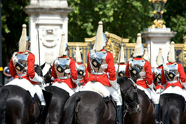 trooping the colour, palácio de buckingham - honor guard imagens e fotografias de stock