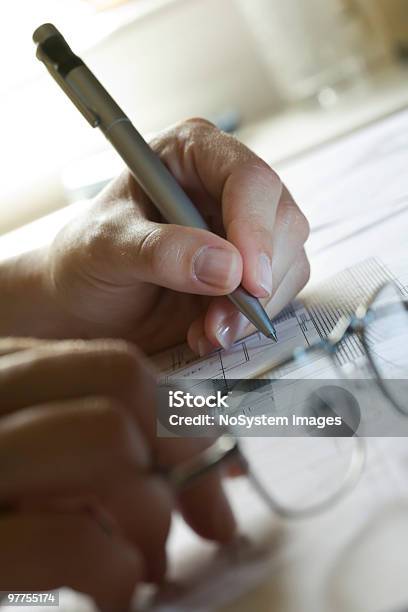 Mujer Arquitecto Diseñar Una Casa De Familia Cianotipo Foto de stock y más banco de imágenes de Adulto