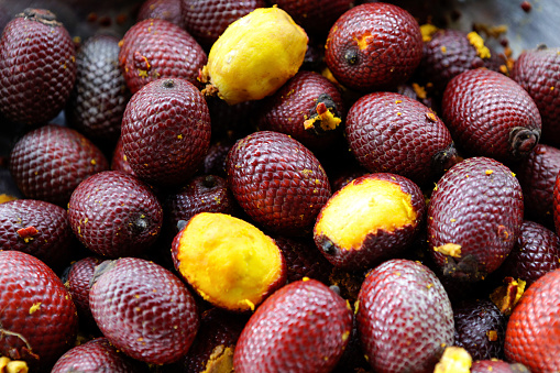 The fruit of buriti is very consumed in food. It is also used to make sweets, juices, popsicle, liqueur, wine, animal feed. Its oil is used for its medicinal power in medicines, beauty products, creams, shampoos, sunscreen and soaps.