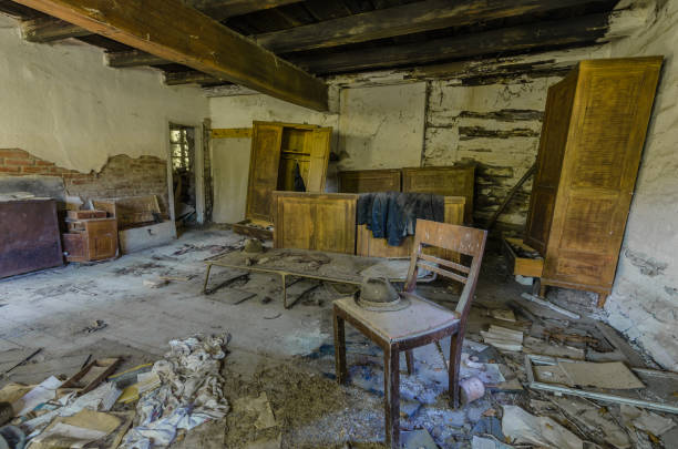 istock room in an abandoned farmhouse 977590856