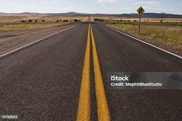 A Estrada Abreroute 66 - Fotografias de stock e mais imagens de Alfalto - Alfalto, Antigo, Arizona