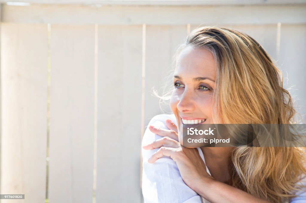 femme souriante de 40 ans - Photo de Femmes libre de droits