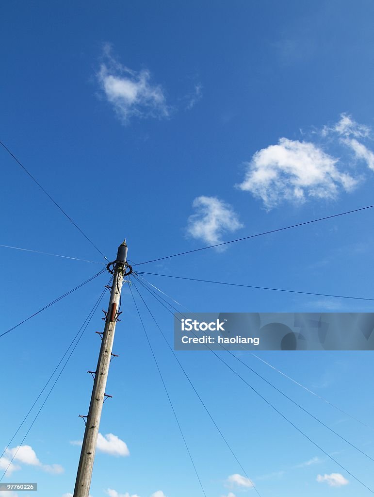 Um Poste de Telégrafo sob céu azul no espaço rural do Reino Unido - Royalty-free Arame Foto de stock