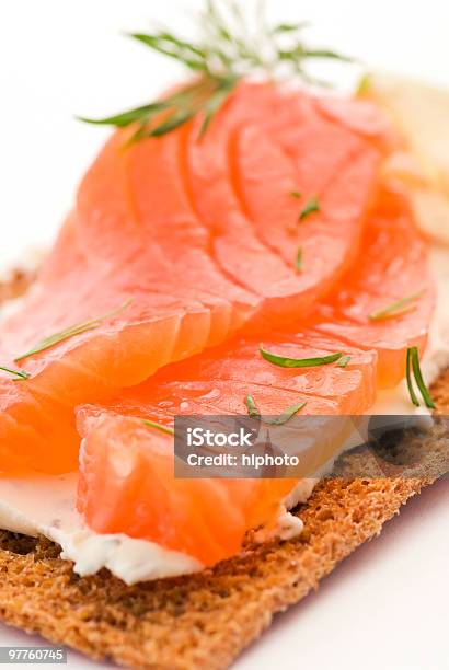 Salmón En Galleta Crujiente Foto de stock y más banco de imágenes de Aceite de hígado de pescado - Aceite de hígado de pescado, Alimento, Color - Tipo de imagen