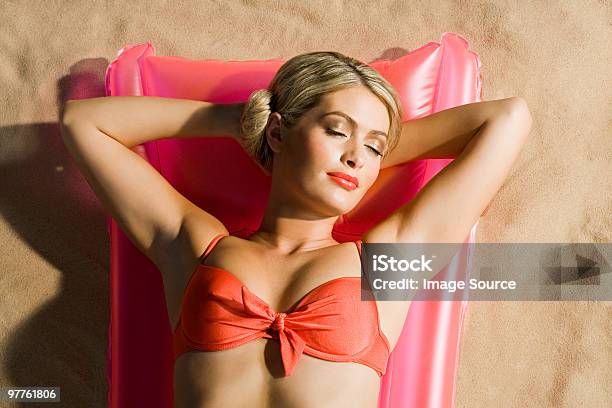 Junge Frau Sonnenbaden Stockfoto und mehr Bilder von Blondes Haar - Blondes Haar, Frauen, Strand