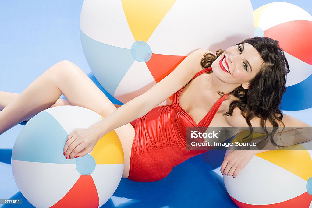 Jeune femme avec des ballons de plage - Photo de Maillot de bain libre de droits