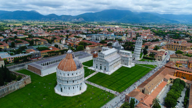 istock The leaning tower of Pisa 977631950