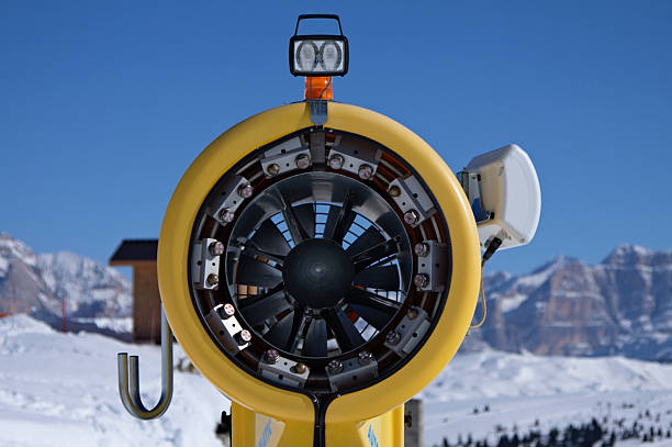 雪の冬景色を機に - mountain winter season machine snow making machine ストックフォトと画像