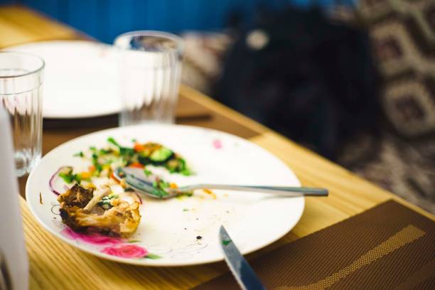 カラの皿 - plate crumb dirty fork ストックフォトと画像