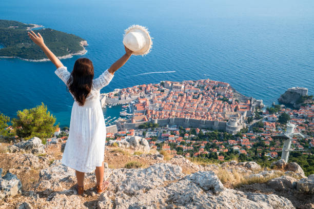 viajero mirando a vista de dubrovnik, croacia - 1818 fotografías e imágenes de stock