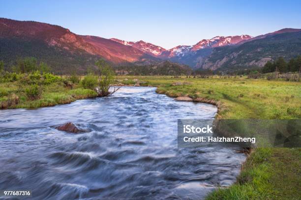 Riflessione Nel Rocky Mountain National Park - Fotografie stock e altre immagini di Colorado - Colorado, Denver, Montagna