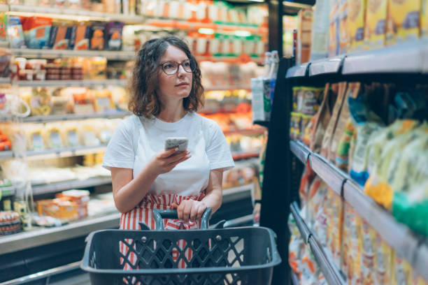 istock Shopping list in the smartphone 977727592