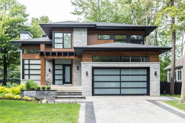 propriété de luxe sur une journée ensoleillée de l’été - suburb house garage facade photos et images de collection