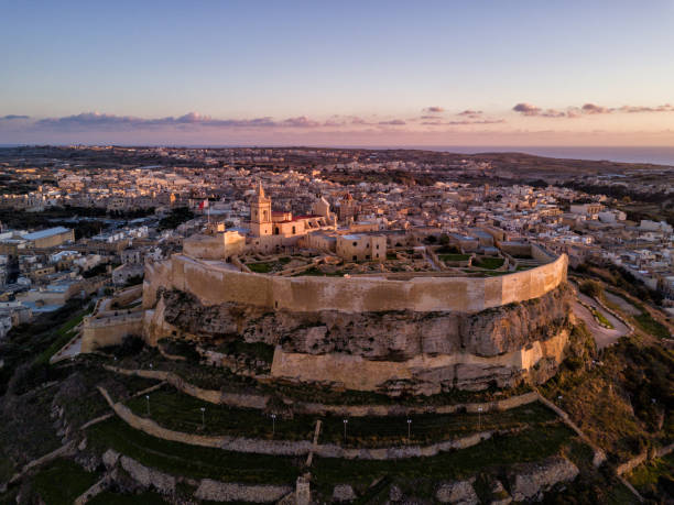 foto drone - tramonto sulla cittadella di gozo, malta - rabat gozo foto e immagini stock