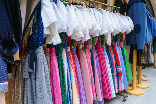 ventana de la tienda de ropa tradicional austríaca, austria - dirndl traditional clothing austria traditional culture fotografías e imágenes de stock