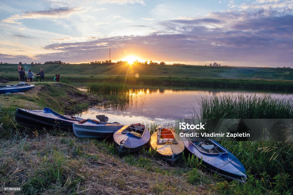 Kajaks am Flussufer. Sonnenuntergang am Fluss - Lizenzfrei Abenddämmerung Stock-Foto