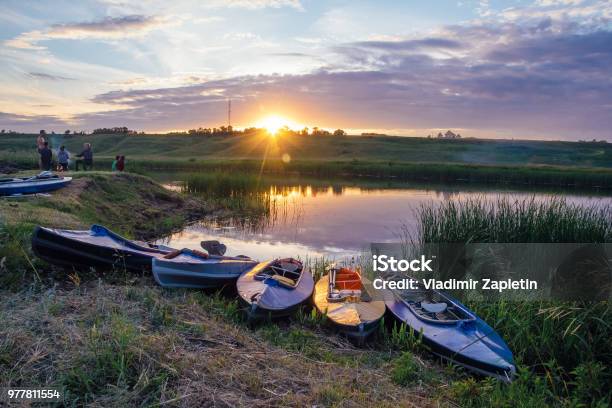 Kajaks Am Flussufer Sonnenuntergang Am Fluss Stockfoto und mehr Bilder von Abenddämmerung - Abenddämmerung, Abenteuer, Beschaulichkeit