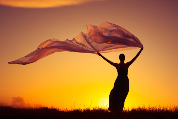 hermosa mujer con pañuelo en el viento. - people purity personal accessory handkerchief fotografías e imágenes de stock