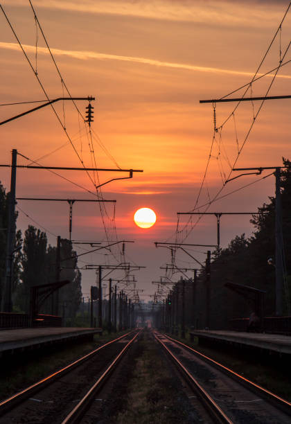 istock Railway at sunset, a platform of the railway with ozhidayuschimi passengers 977822664