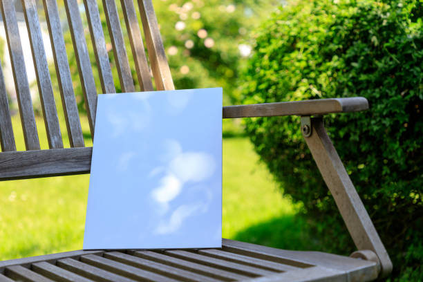 maqueta de una portada de la revista en una silla de madera en el jardín en verano - deck chair summer grass outdoor chair fotografías e imágenes de stock