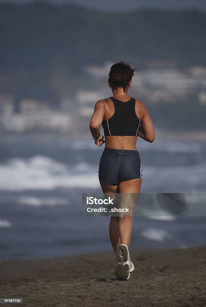 Bom olhando para mulher correr na praia na manhã de Luz - Royalty-free Adulto Foto de stock