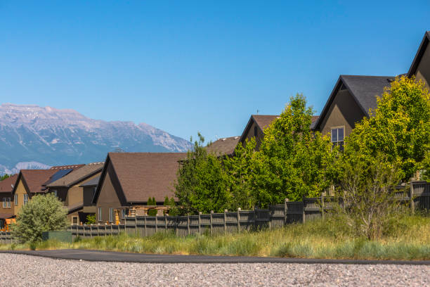 istock Townhouses in Utah Valley with mountains behind 977988084